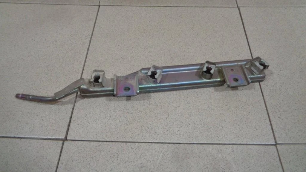 Рейка топливная Nissan Almera Classic B10