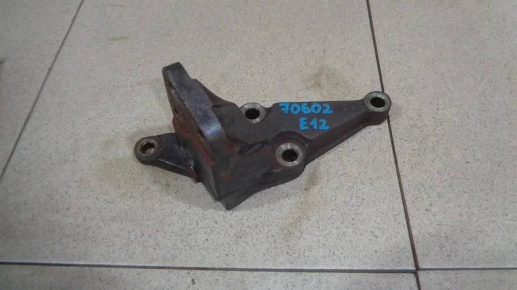 Кронштейн двигателя правый Toyota Corolla E120