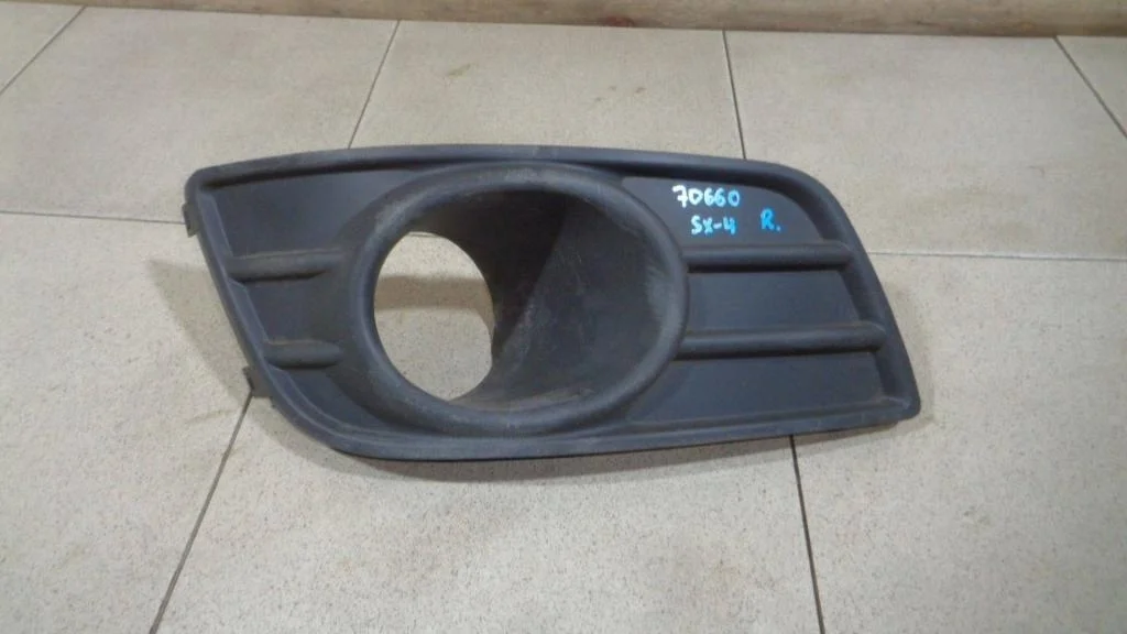 Рамка противотуманой фары правой Suzuki SX4 2013