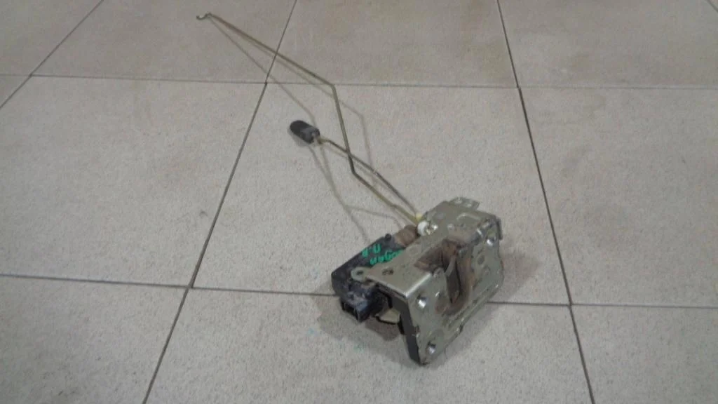 Замок двери передней правой Renault Logan 1 L90