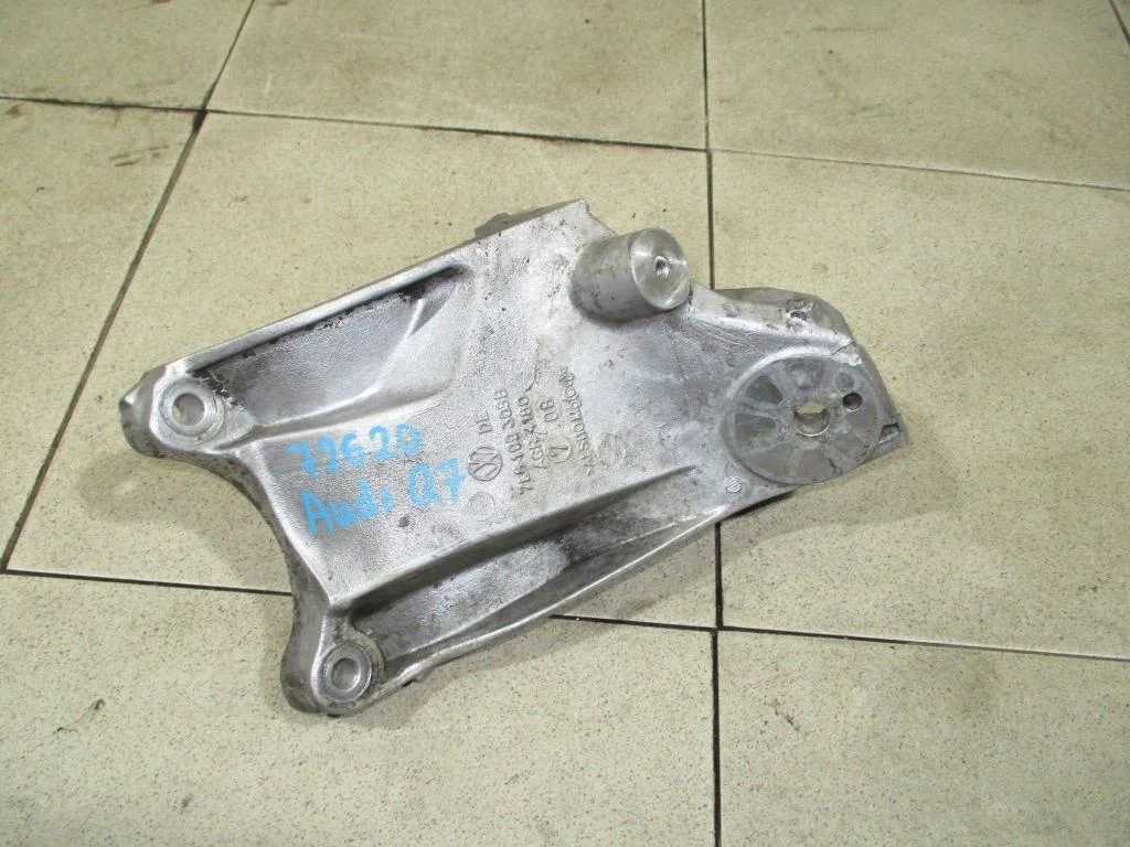 Кронштейн двигателя правый Audi Q7 2008 (4L)