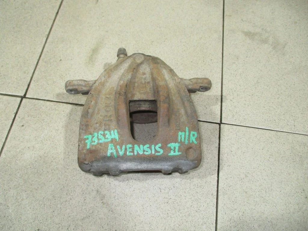 Суппорт передний правый Toyota Avensis 2 T250