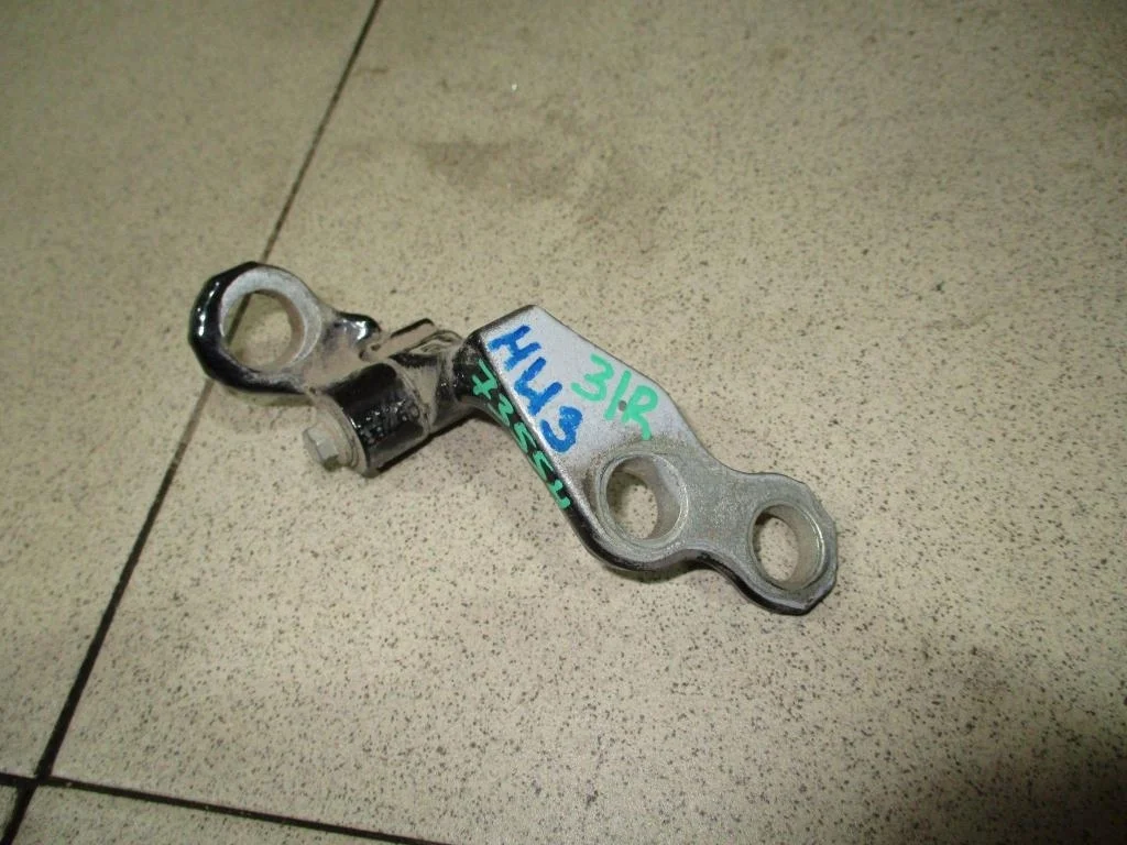 Петля двери задней правой нижняя Ford Focus 2007
