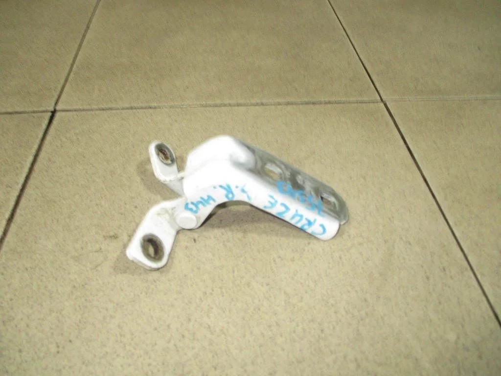 Петля двери задней правой нижняя Chevrolet Cruze 2012 (J300)