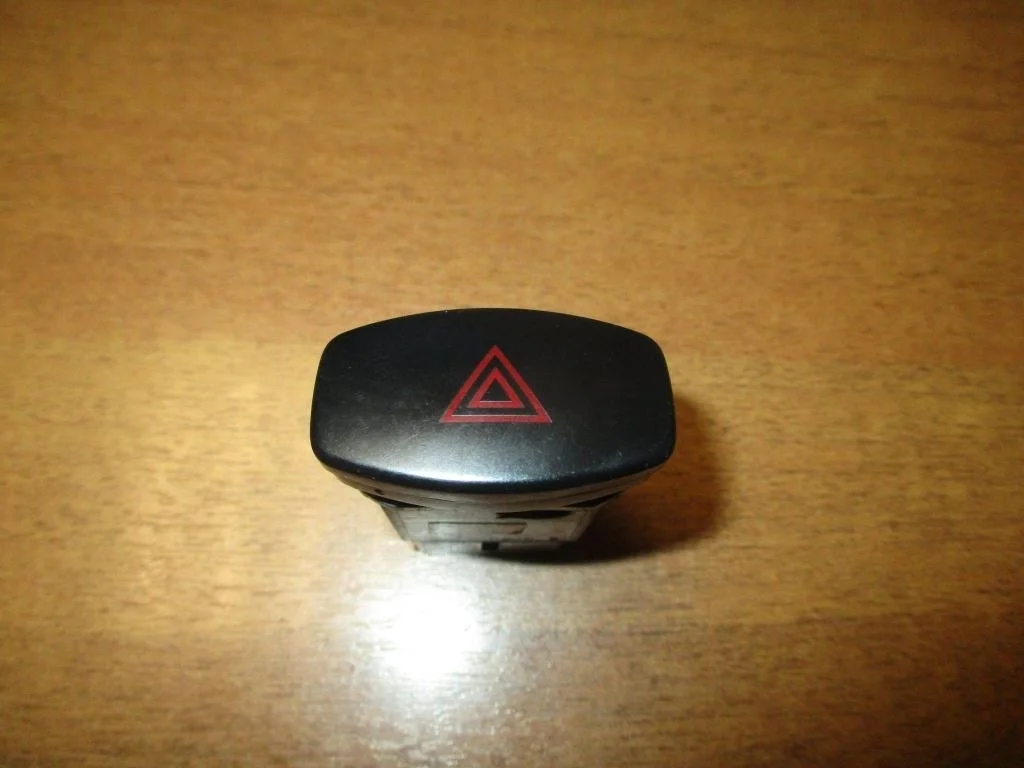 Кнопка аварийной сигнализации Chevrolet Lacetti J200