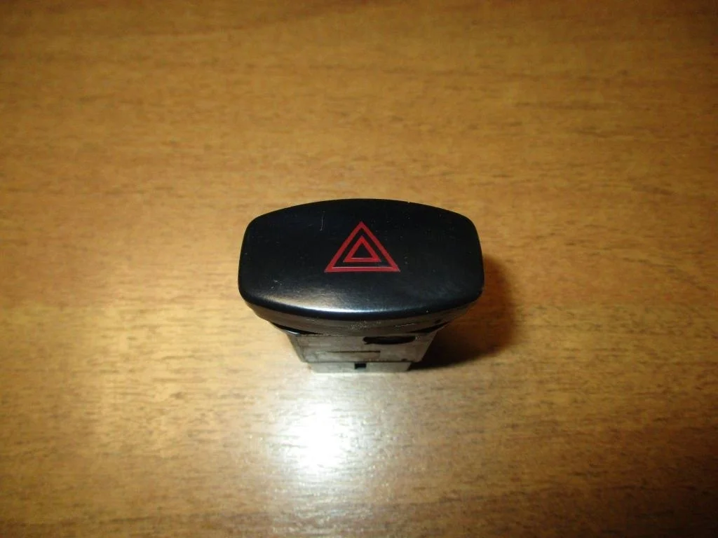 Кнопка аварийной сигнализации Chevrolet Lacetti J200