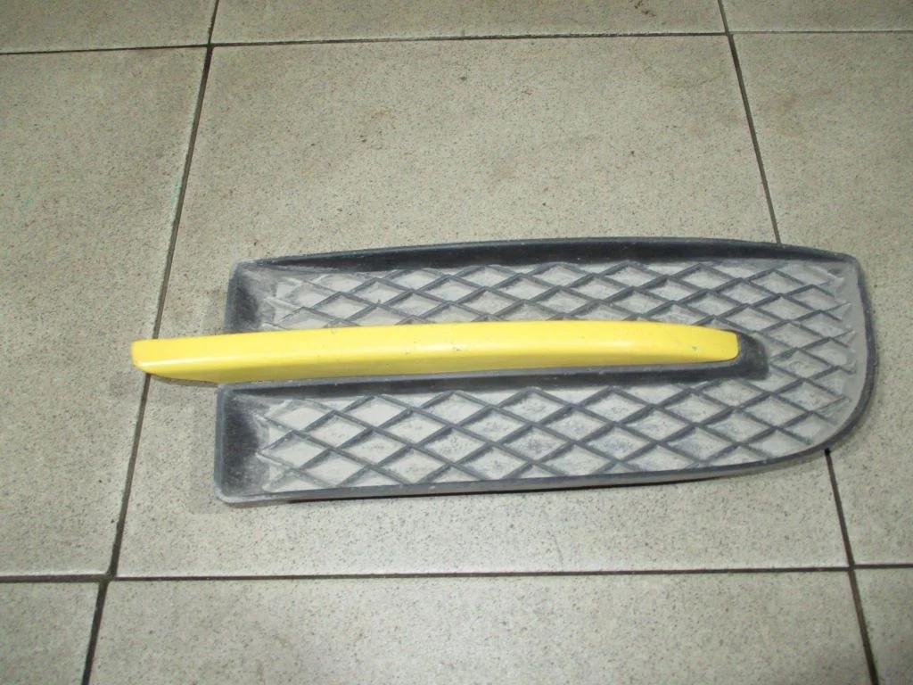 Решетка в бампер правая Chevrolet Aveo 2007 (T250/T255)