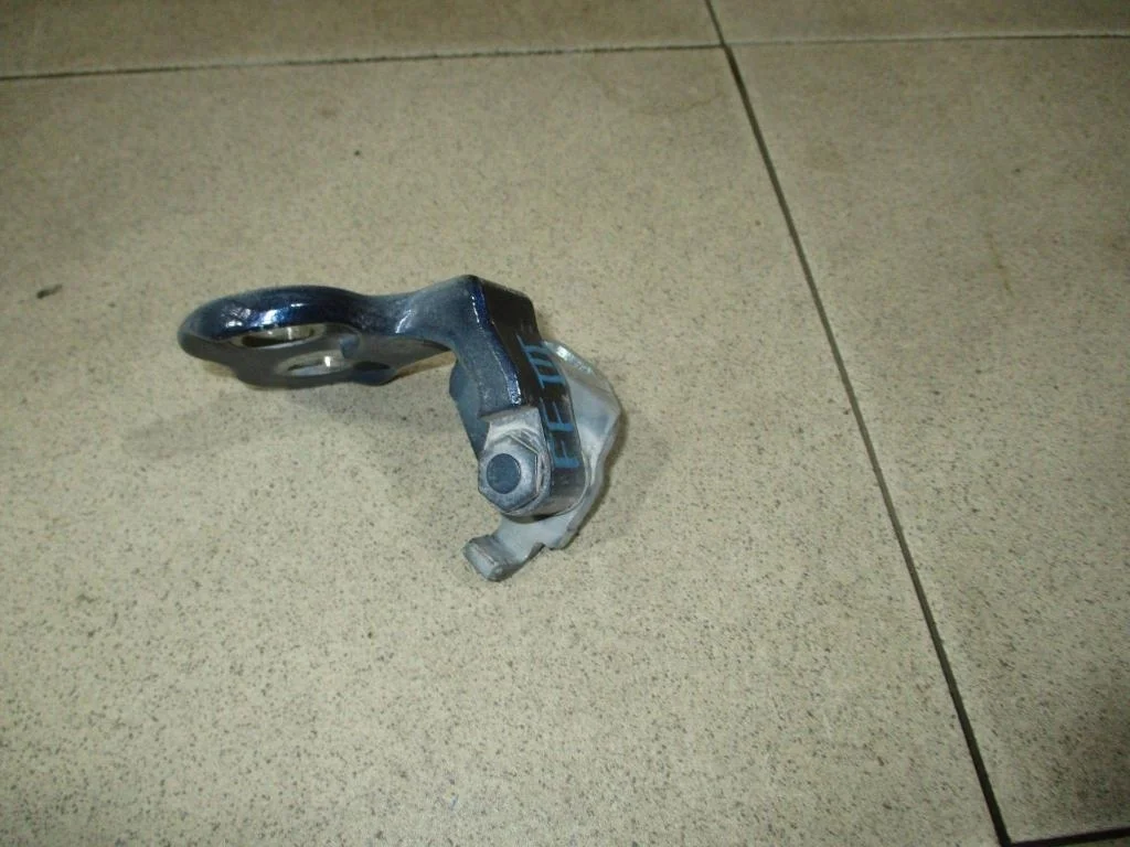 Петля двери передней правой нижняя Ford Focus 2012 3