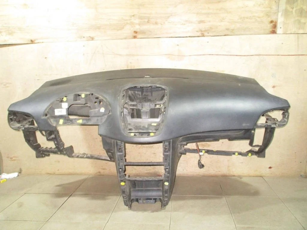 Торпедо Peugeot 207 2008