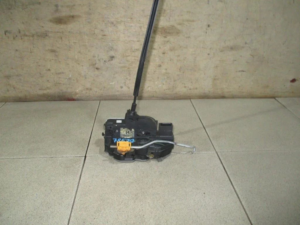 Замок двери передней левой Chevrolet Cruze J300