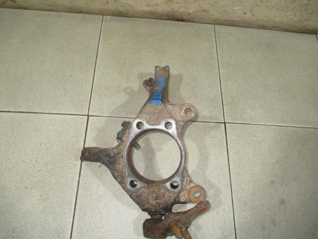 Кулак поворотный передний правый Toyota Corolla (E150)
