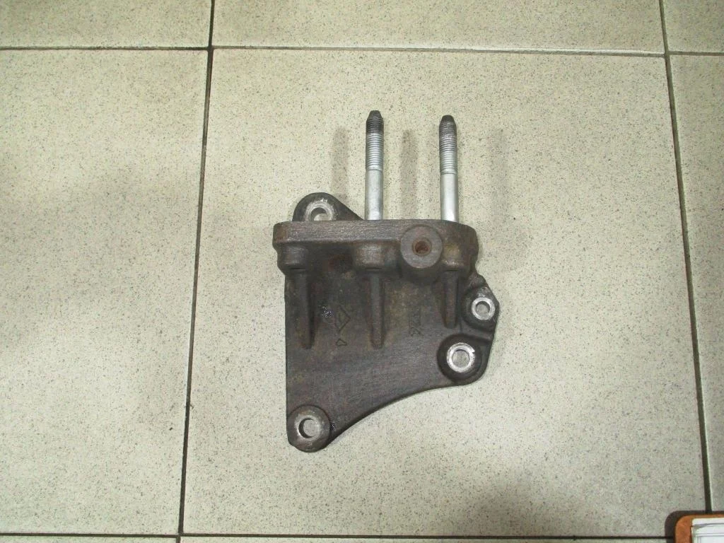 Кронштейн двигателя правый Mitsubishi Lancer 10 (CY)