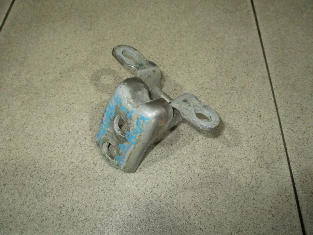 Петля двери Renault Megane 2008