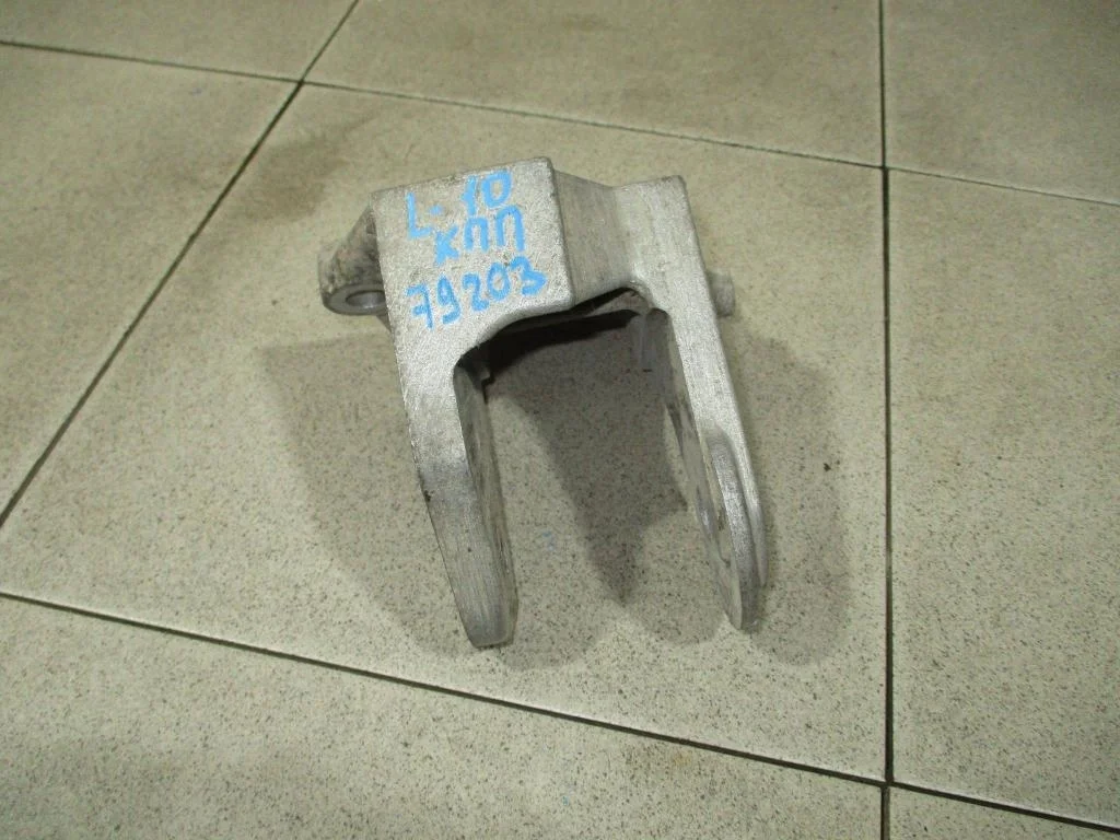 Кронштейн двигателя задний Mitsubishi Lancer 10 (CY)