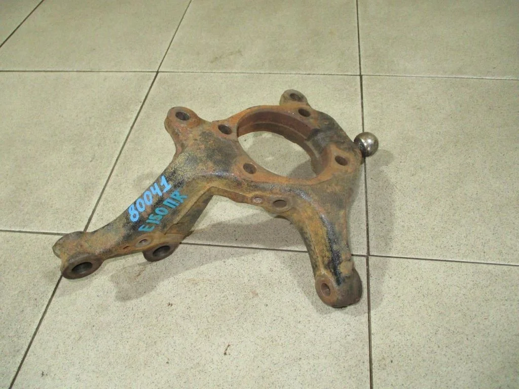 Кулак поворотный передний правый Toyota Corolla (E150)