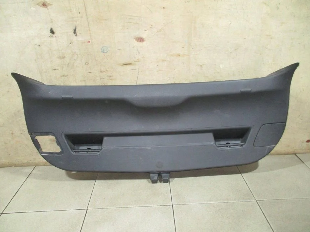Обшивка двери багажника Opel Astra J