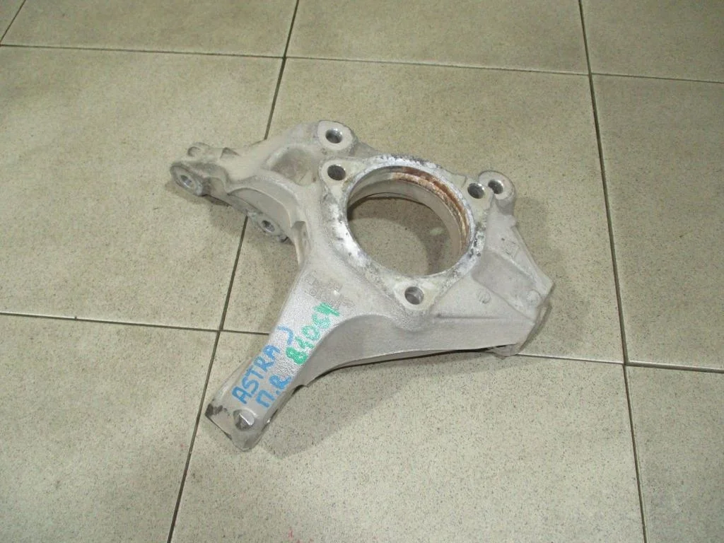 Кулак поворотный передний правый Opel Astra J