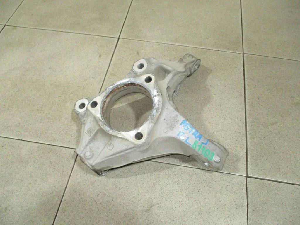 Кулак поворотный передний левый Opel Astra J