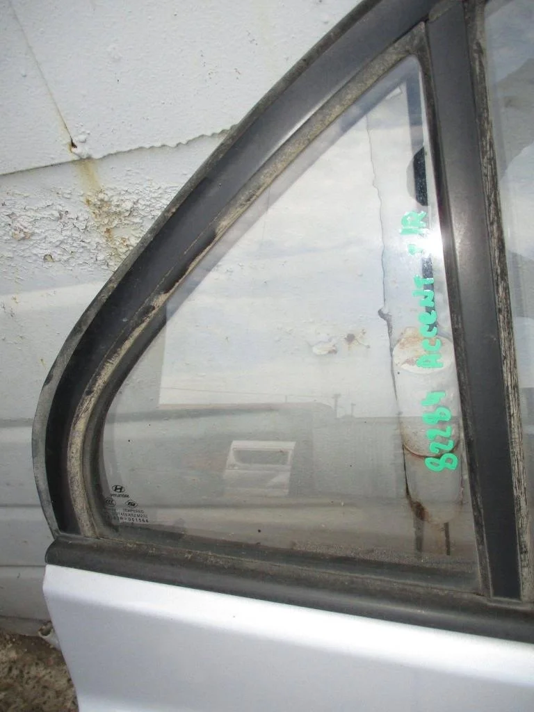 Стекло двери задней правой (форточка) Hyundai Accent (LC)