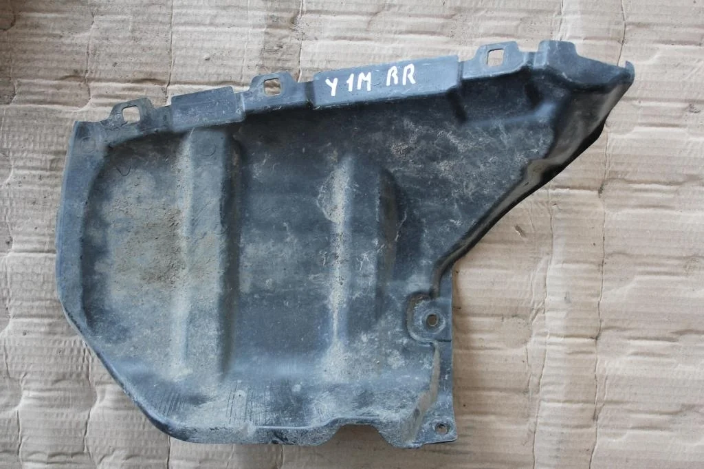 Б.у. пыльник бампера MITSUBISHI LANCER CY1A MITSUBISHI LANCER CY1A
