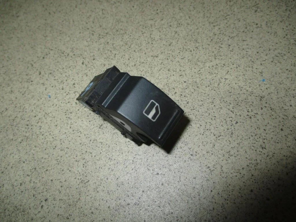 Кнопка стеклоподъемника Volkswagen Jetta 2013 A6