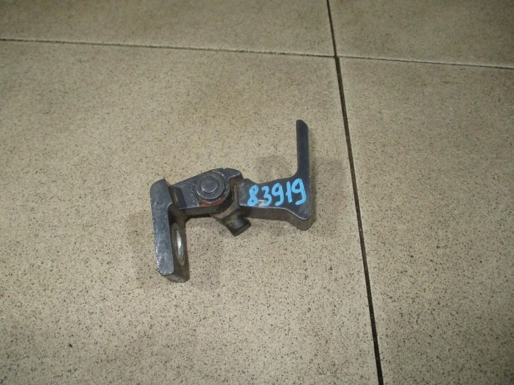 Петля двери Volkswagen Polo Sedan