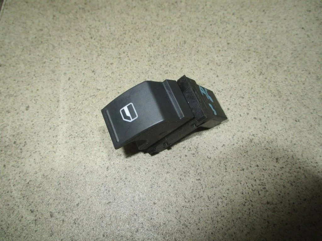 Кнопка стеклоподъемника Volkswagen Jetta A6