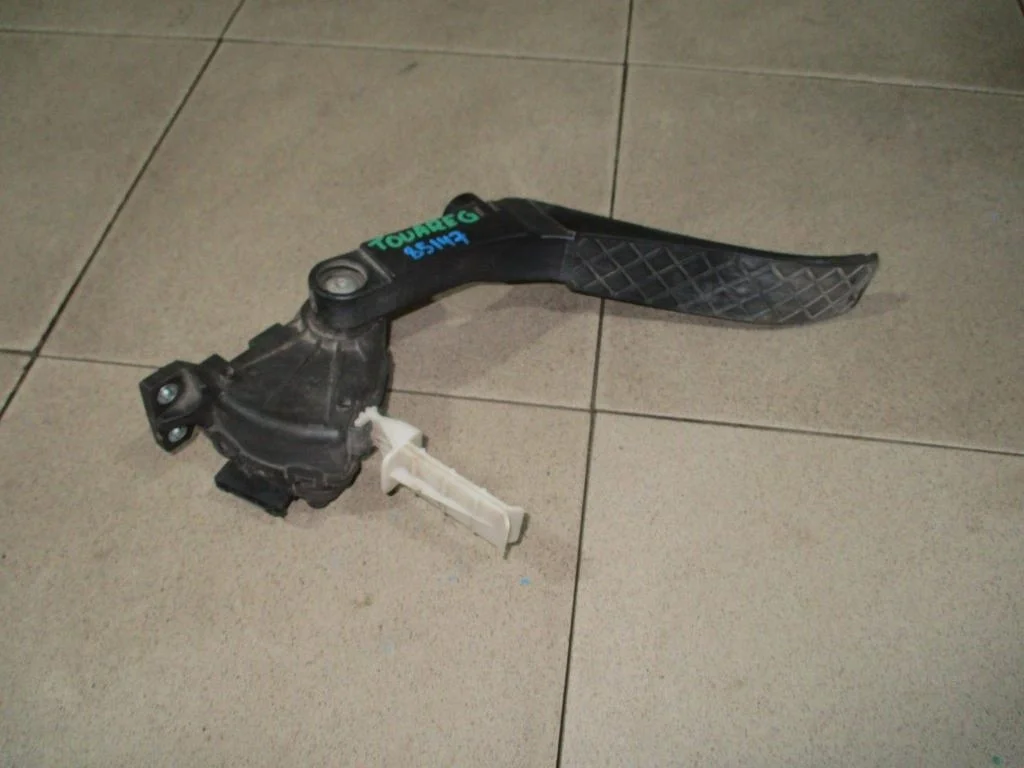 Педаль газа Volkswagen Touareg (7L)