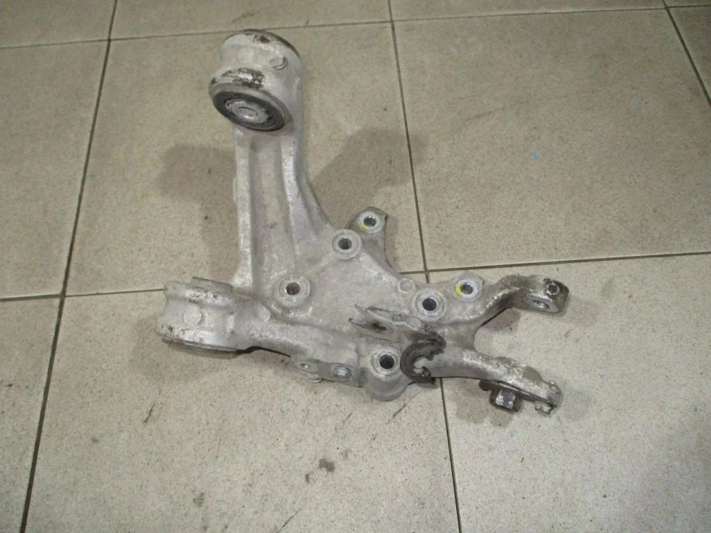 Кулак поворотный задний левый Honda Civic 4D VIII