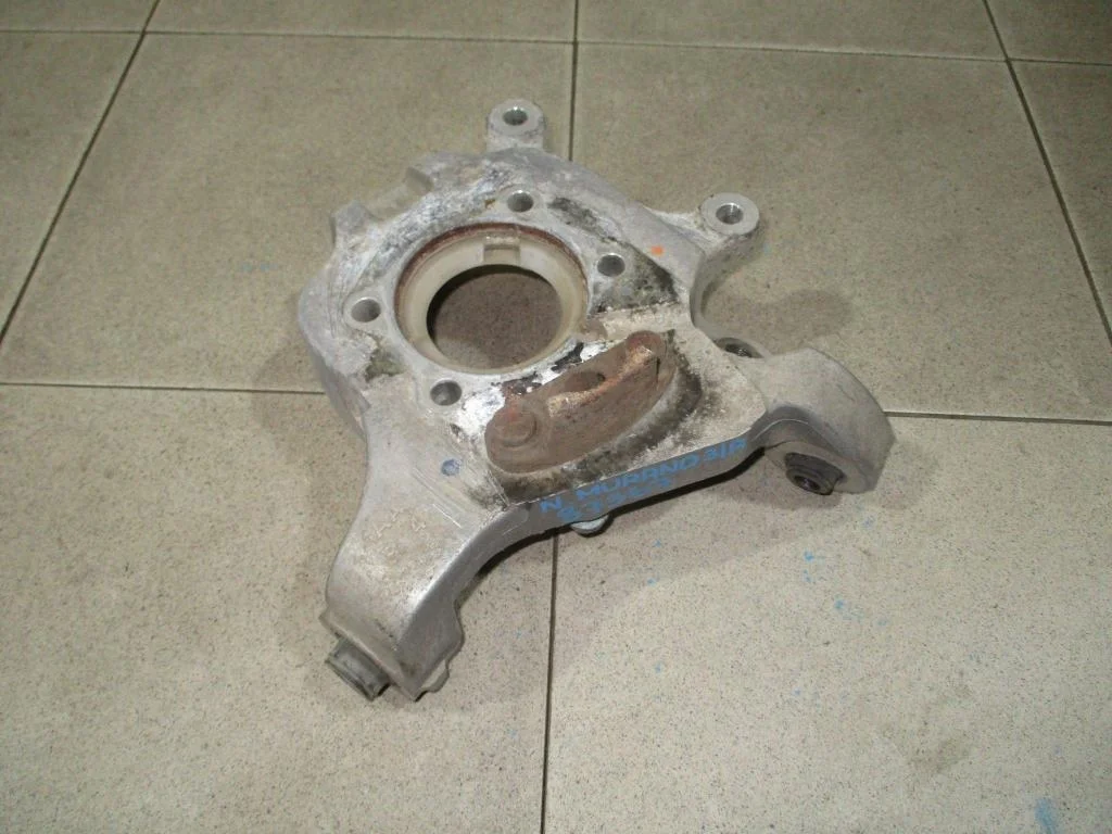 Кулак поворотный задний правый Nissan Murano 2010 (Z51)