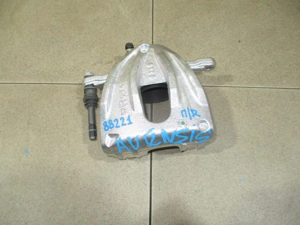 Суппорт передний правый Toyota Avensis 2 T250