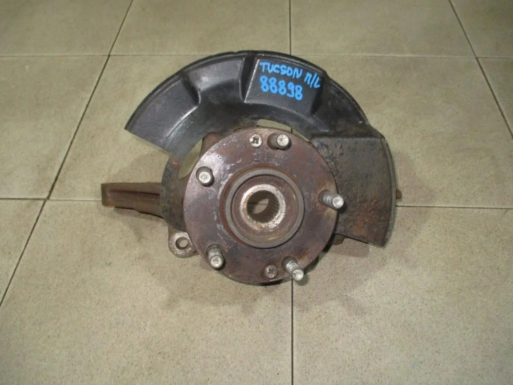 Кулак поворотный передний левый Hyundai Tucson 2007 (JM)