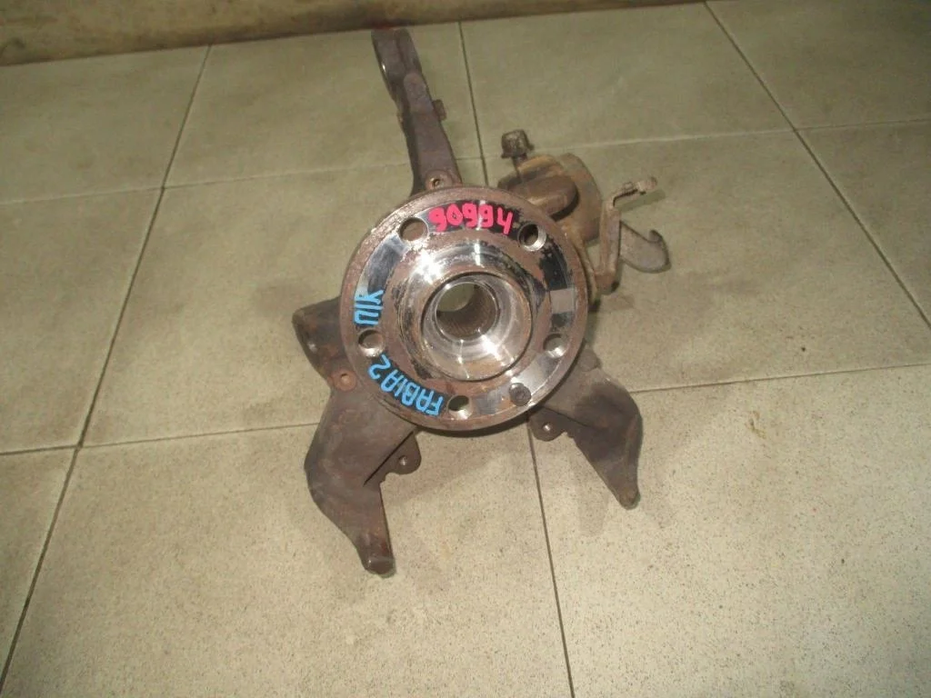 Кулак поворотный передний правый Skoda Fabia 2 2007 (5J)