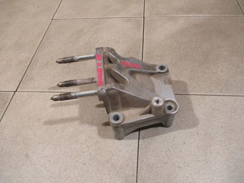 Кронштейн двигателя правый Mitsubishi Outlander 2 2007 CW