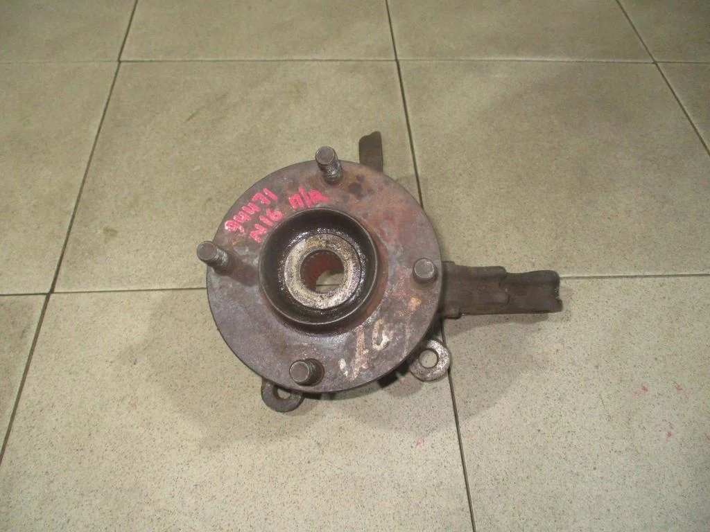 Кулак поворотный передний правый Nissan Almera (N16)