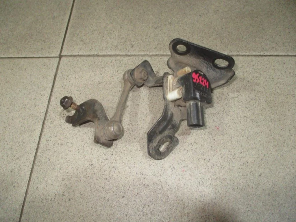 Датчик регулировки дорож. просвета Mitsubishi Outlander 2007 (CW)