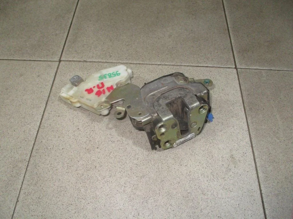 Замок двери передней правой Nissan Almera 2005 (N16)