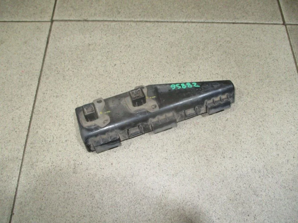 Кронштейн заднего бампера правый Toyota Corolla (E120)