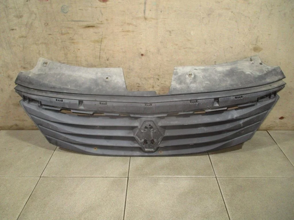 Решетка радиатора Renault Logan 1