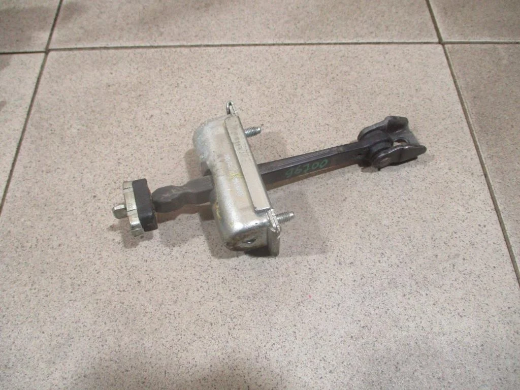 Ограничитель двери Opel Corsa 2008 D