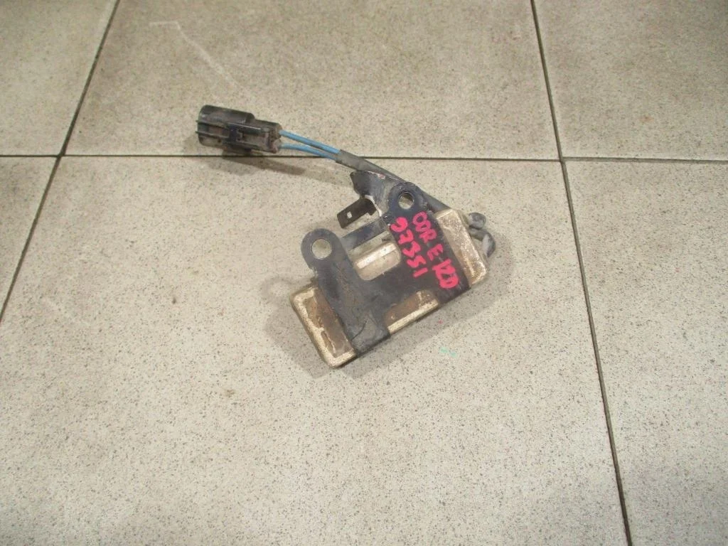 Блок управления вентилятором Toyota Corolla E120