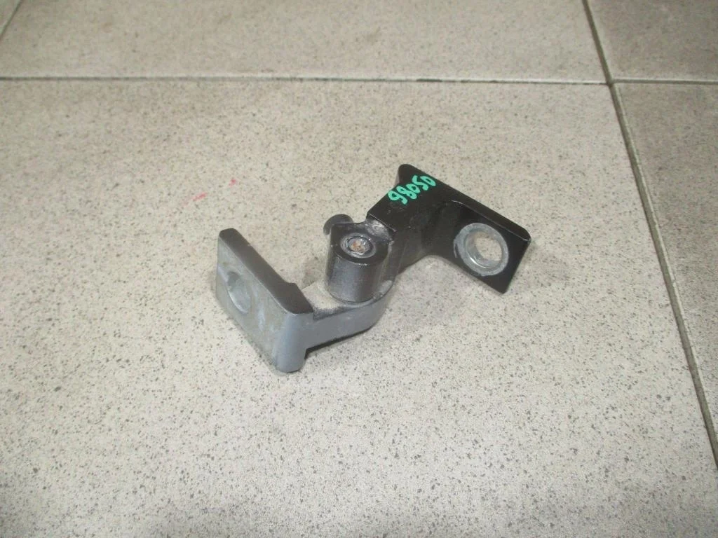 Петля двери Volkswagen Polo Sedan