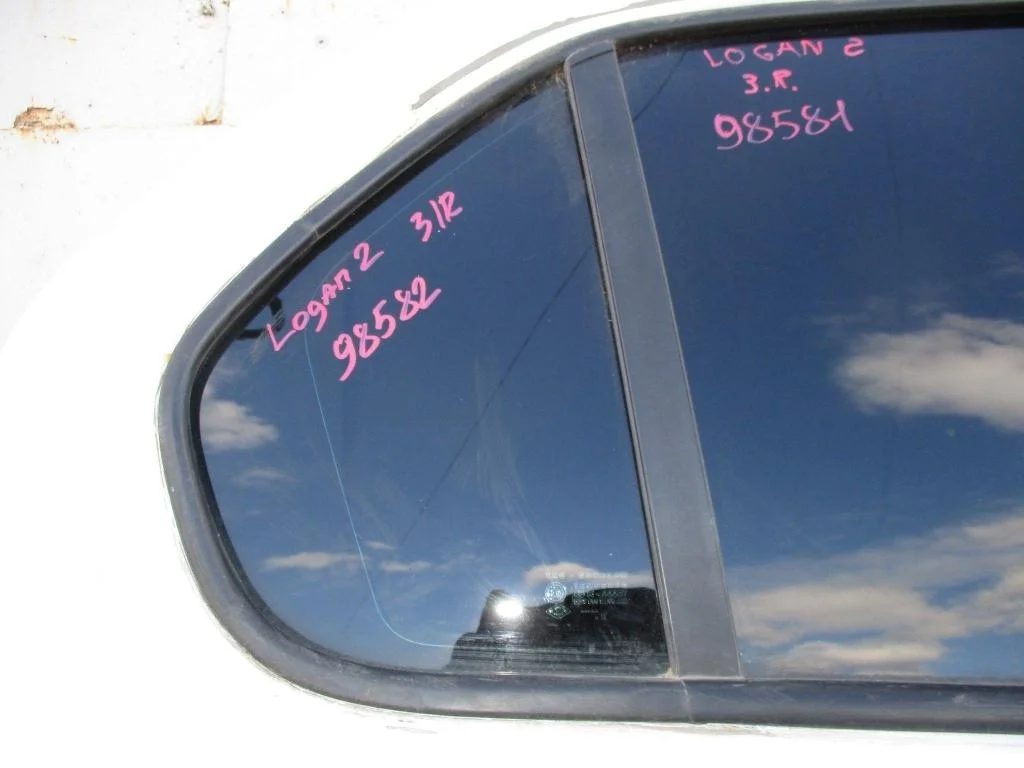 Стекло двери задней правой форточка Renault Logan 2 L52