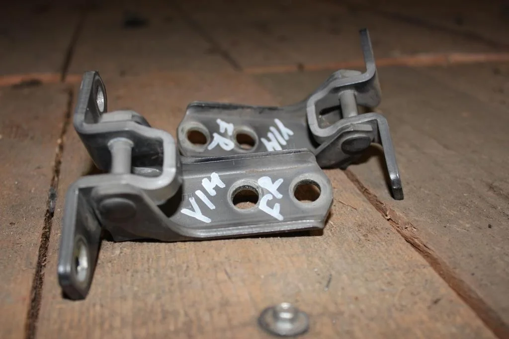 Б.у. петля двери MITSUBISHI LANCER CY1A MITSUBISHI LANCER CY1A