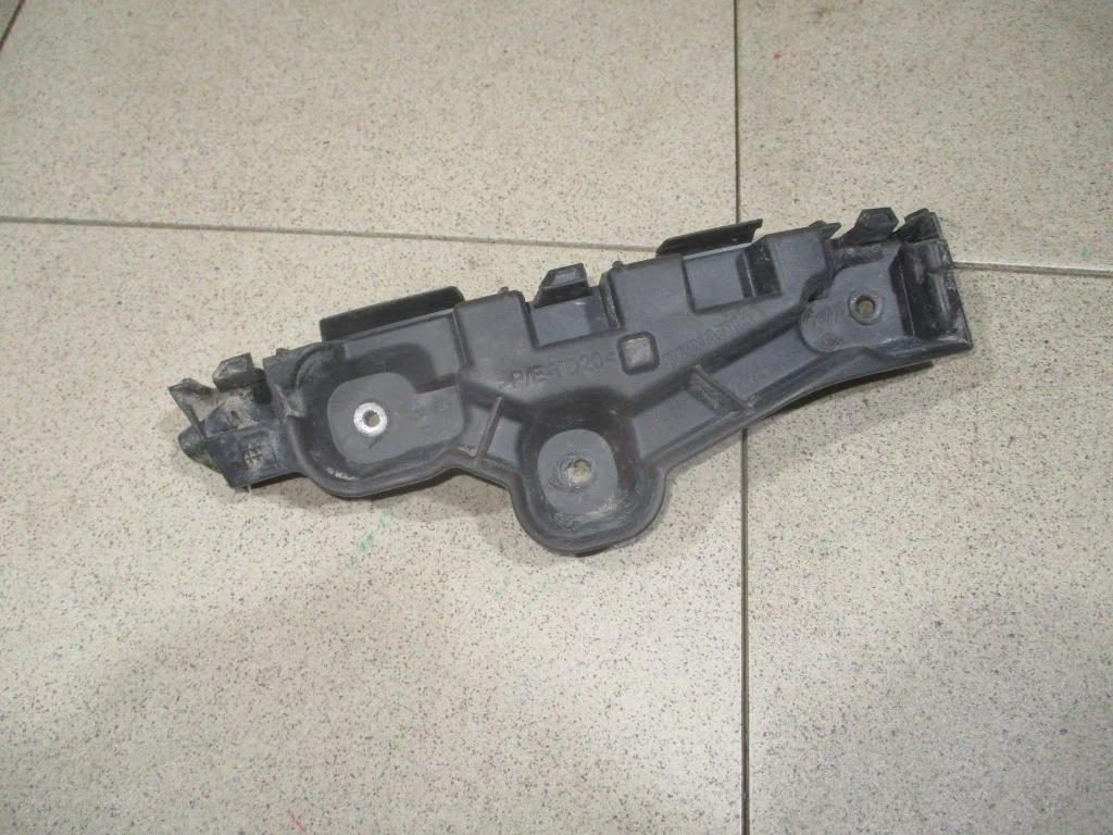 Кронштейн переднего бампера правый Renault Logan 2