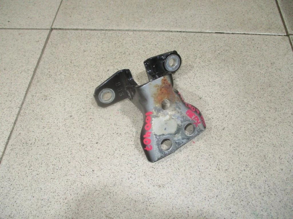 Петля двери задней левой верхняя Mitsubishi Pajero 4 2008 V80, V90