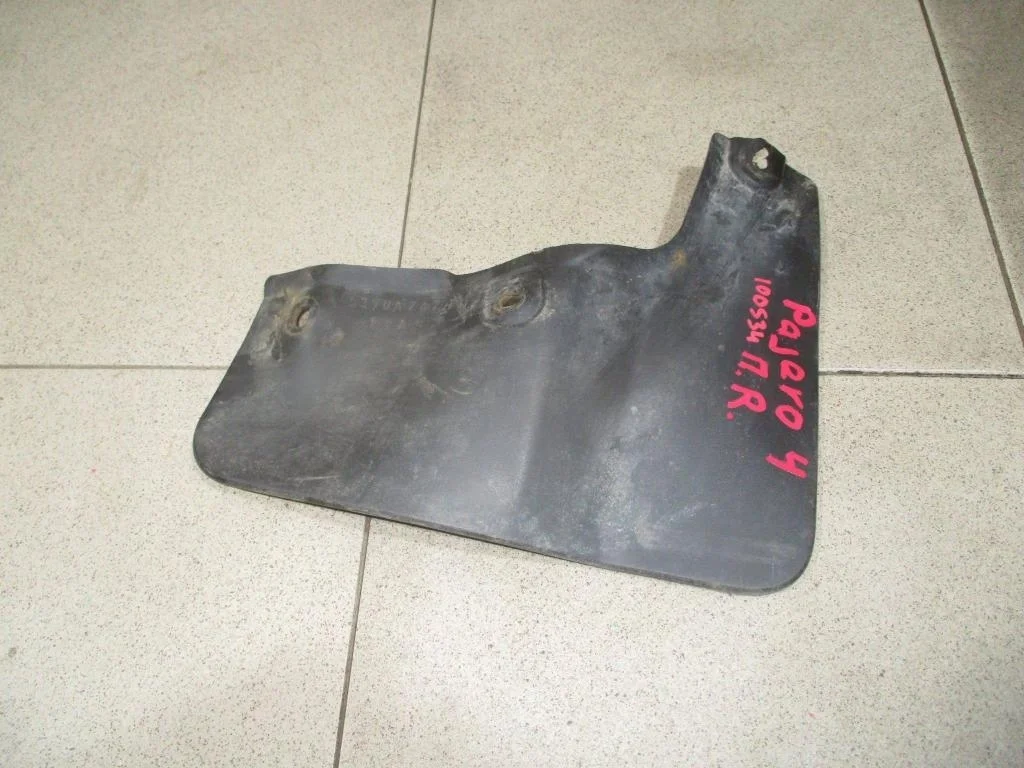 Брызговик передний правый Mitsubishi Pajero 4 2008 V80, V90