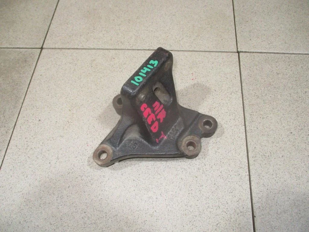 Кронштейн двигателя правый Kia Ceed 1 2007