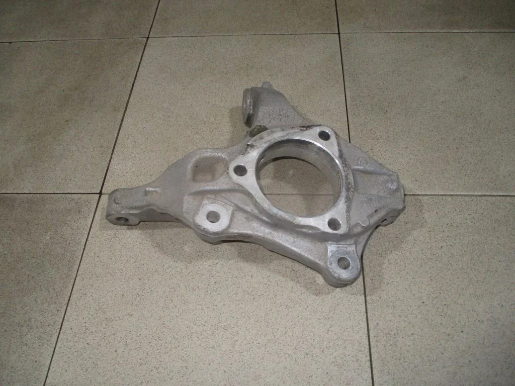 Кулак поворотный передний левый Chevrolet Cruze (J300)
