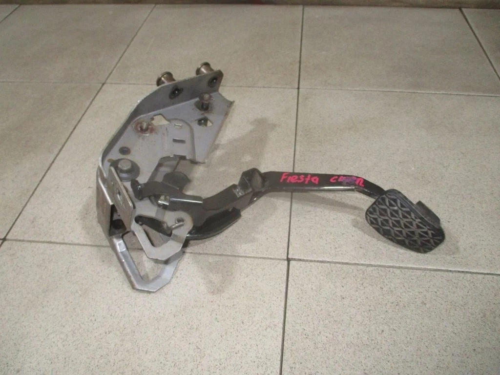 Педаль сцепления Ford Fiesta 2008 VI